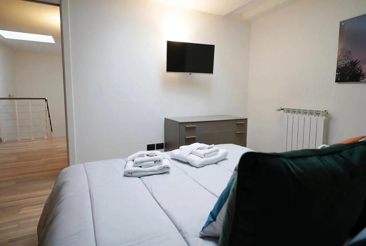 Rentopolis Apartments - Palazzo Candiani Mediolan 0*,  Włochy
